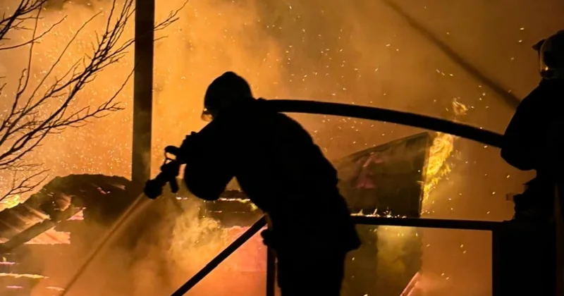 В поселке Зиря сгорела беседка