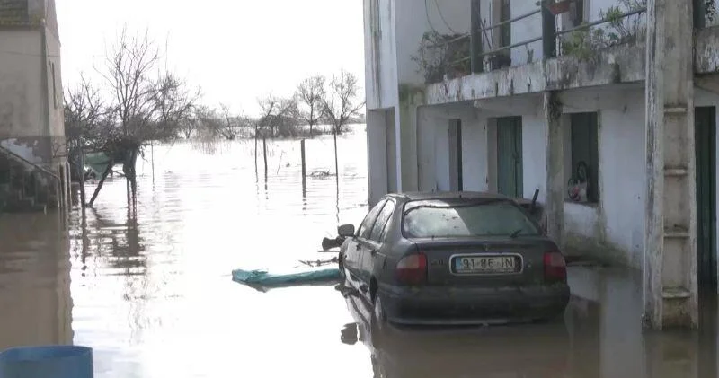 В Португалии десятки тысяч человек остаются без света ВИДЕО