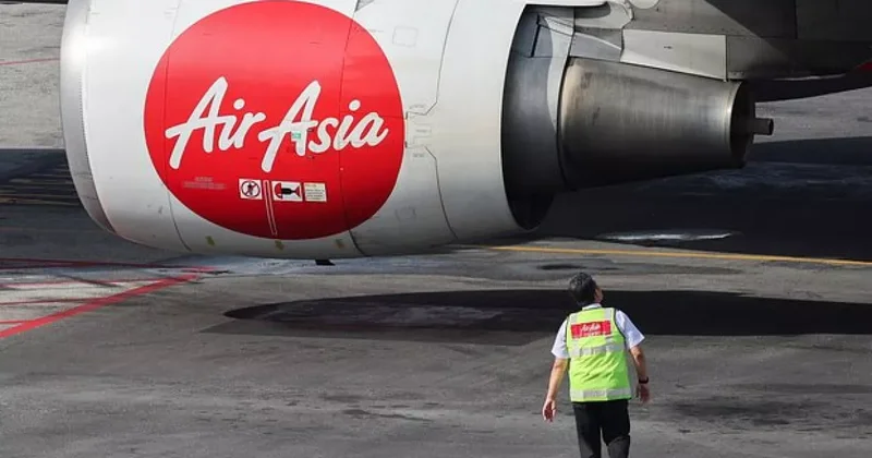 Самолет авиакомпании AirAsia аварийно сел из за ЧП в салоне