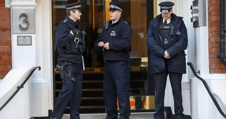 Полиция Британии изучает сообщения о передаче братом короля информации Эпштейну