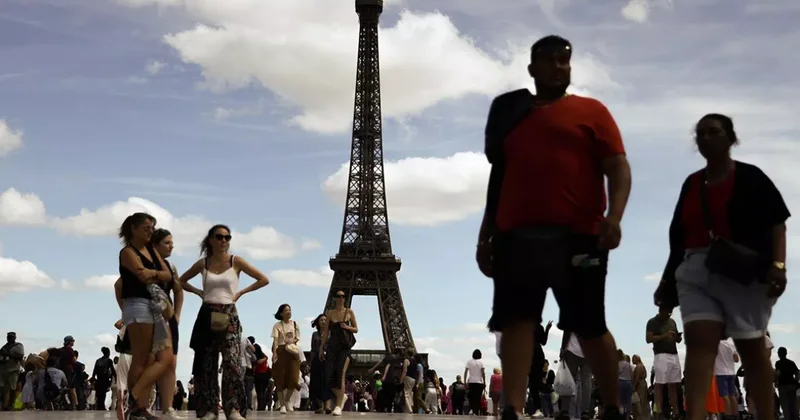 Le Parisien: 18 летний юноша предстанет перед судом за угрозы взрыва под Эйфелевой башней