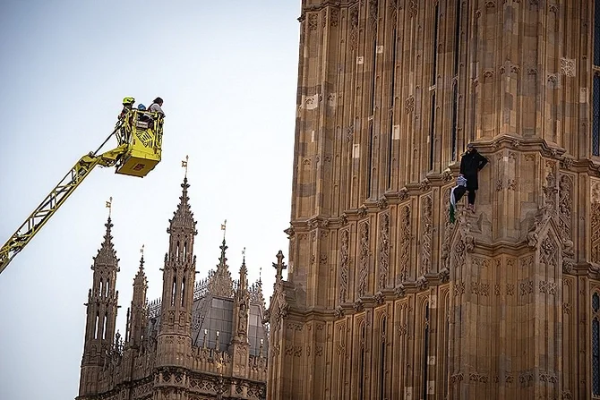 Big Ben ə Fələstin bayrağı daşıyan kişi həbs edilib