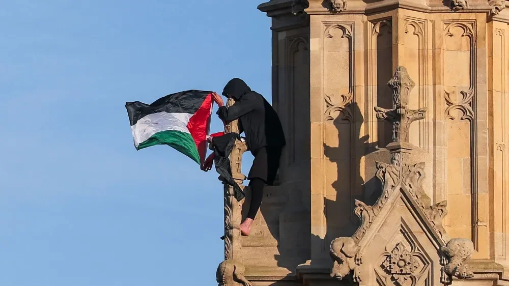 Fələstin bayrağı ilə “Big Ben”ə dırmaşdı Foto