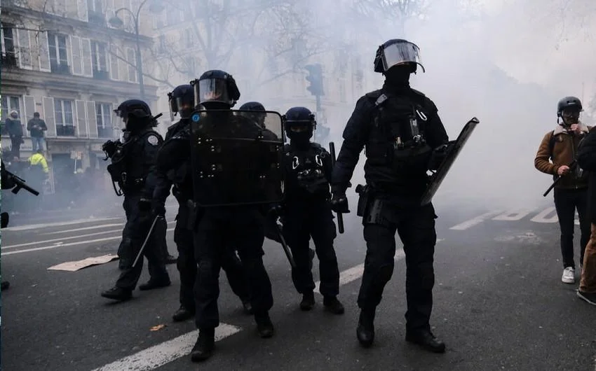 Parisdə etiraz aksiyası zamanı polis gözyaşardıcı qaz tətbiq edib