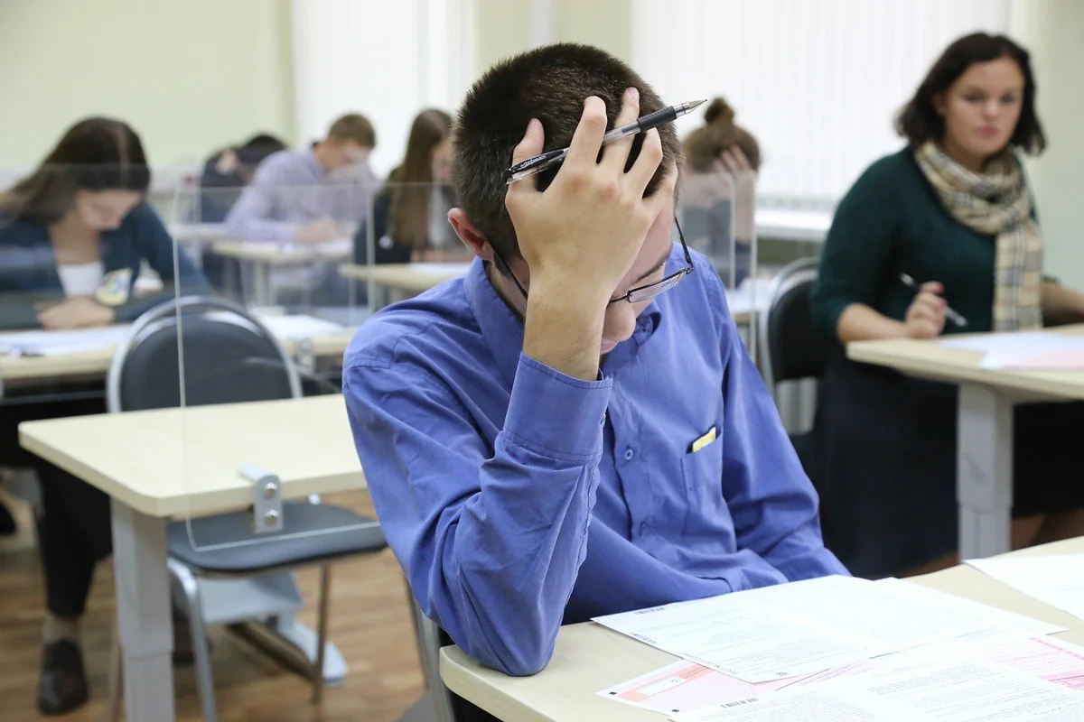 Сдать выпускные экзамены и продолжить ходить в школу ...