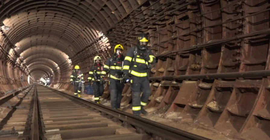 Bakı metrosunda şərti yanğın “söndürüldü”, təxliyə olunanlara “ilkin yardım göstərildi” FOTO