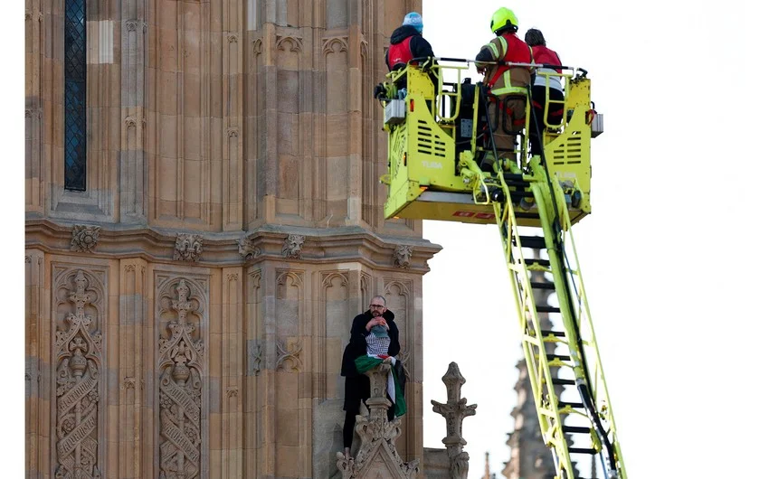 Polis Londonda Big Ben dağına çıxan fəalı həbs edib