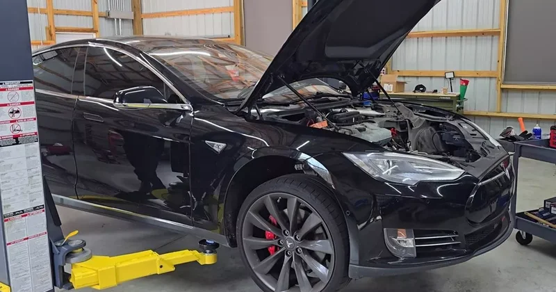 Мужчина купил электромобиль Tesla с большой скидкой и смог починить его за 80 долларов