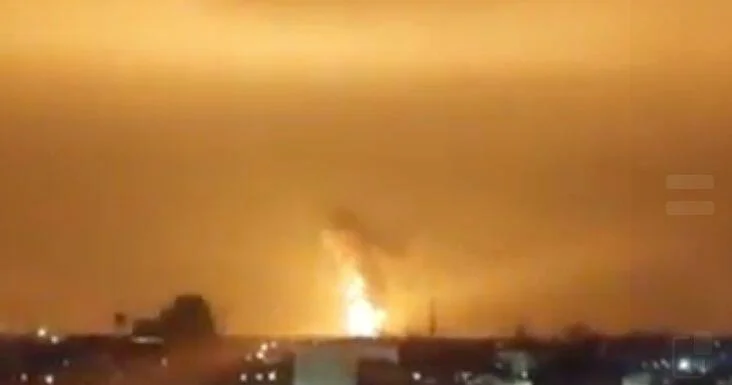 Удары по иранскому Караджу озарили ночное небо вспышками ВИДЕО