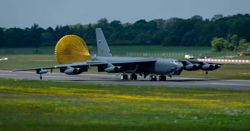 Американские B 52 садятся в Британии: Лондон готовит удар по Ирану видео