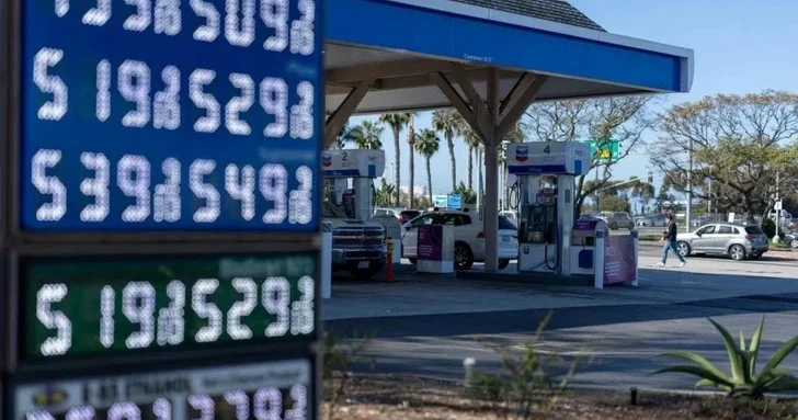 США рассчитывают снизить цены на бензин за счет венесуэльской нефти