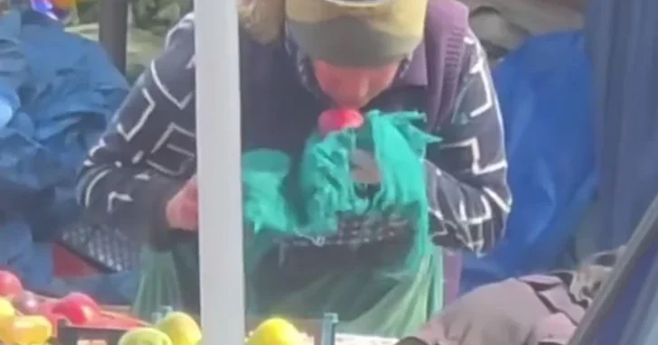 Это было для внуков : продавщица из Сальяна объяснила видео с очисткой яблока слюной