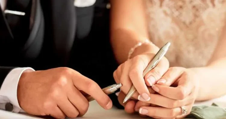 Kişi hansısa məqsədinə çatmaq üçün qadının soyadını götürür AÇIQLAMA