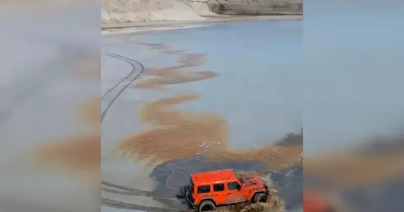 Блогер из Узбекистана въехал на джипе в Каспийское море