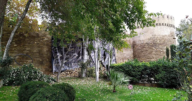 İçərişəhərdə tarixi qala divarının bir hissəsində aşınma qeydə alınıb