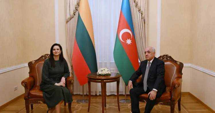 Əli Əsədov İnqa Ruqiniene ilə görüşüb