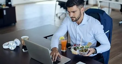 Ofis mühitində çalışan insanların qidalanma problemləri hansılardır? EKSPERT DANIŞDI