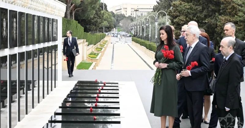 Litvanın Baş naziri Bakıda şəhidlərin xatirəsini anıb