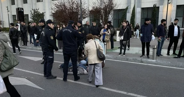 В Баку перед метро 28 Мая скутер сбил женщину, водитель скрылся