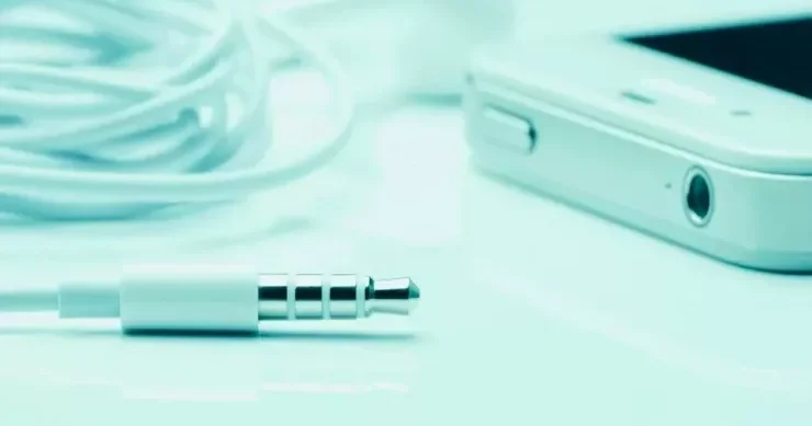 Qulaqlıq yuvası olan 7 ən yaxşı Android smartfonu