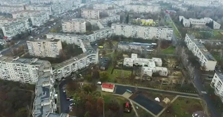 10 min insan bir dam altında yaşayır: Bir ucundan digərinə getmək 1 saat çəkir