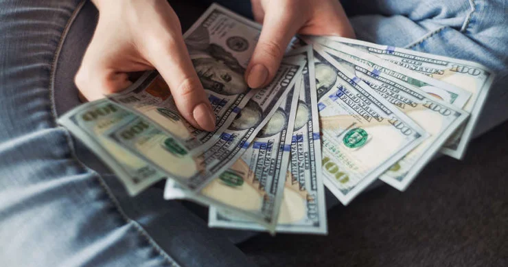 Qadın çantasından 200 min dollarlıq lotereya bileti tapdı