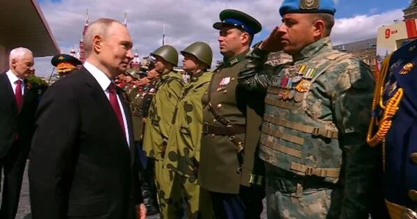 Putin azərbaycanlı polkovniklə salamlaşdı Video
