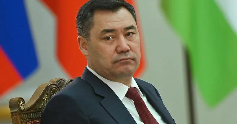 Japarov Putinin hədiyyə etdiyi avtomobili nümayiş etdirdi