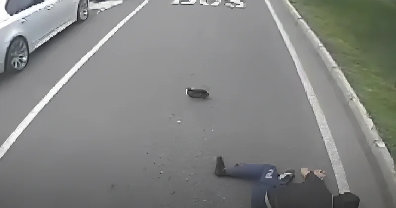 Yolu qaçaraq keçmək istəyən yeniyetməni avtobus VURDU
