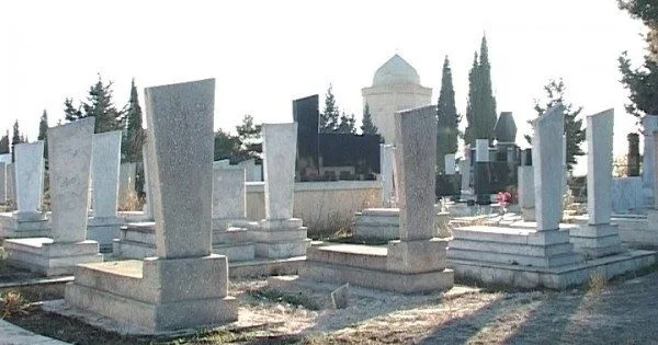 Bakıda qəbiristanlıqda QARA BAZAR: Köhnə və kimsəsiz qəbirlər dağıdılır Molla isə maklerlik edir
