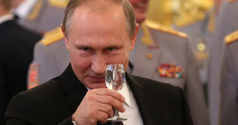 Putin qədəhini “Qələbə və Sülhün şərəfinə!” qaldırıb