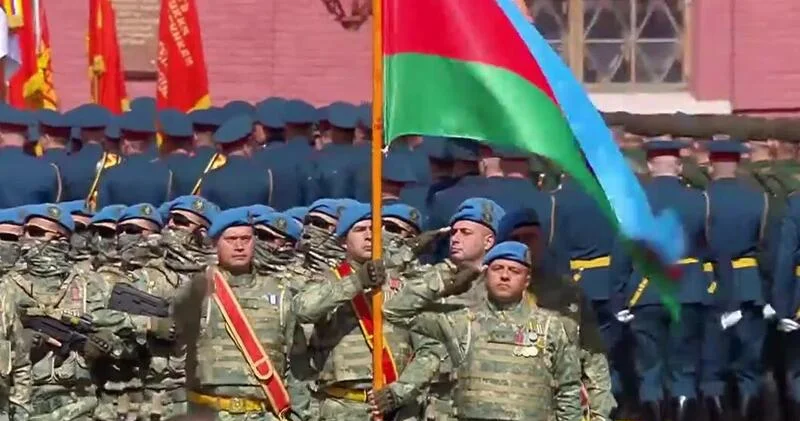 Азербайджанские военнослужащие прошли маршем на параде Победы в Москве