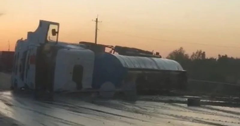 Ağdaşda yük maşını yoldan çıxaraq aşıb, xəsarət alanlar var