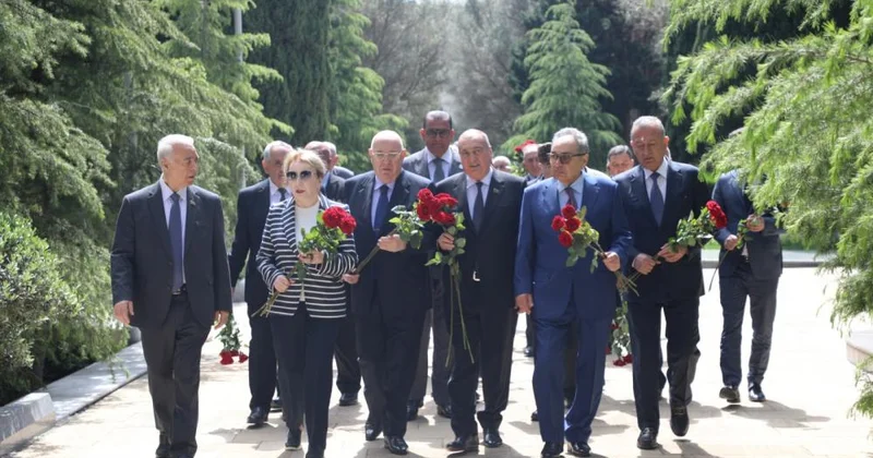 Azərbaycan Ağsaqqallar Şurasının üzvləri Fəxri xiyabanı ziyarət ediblər