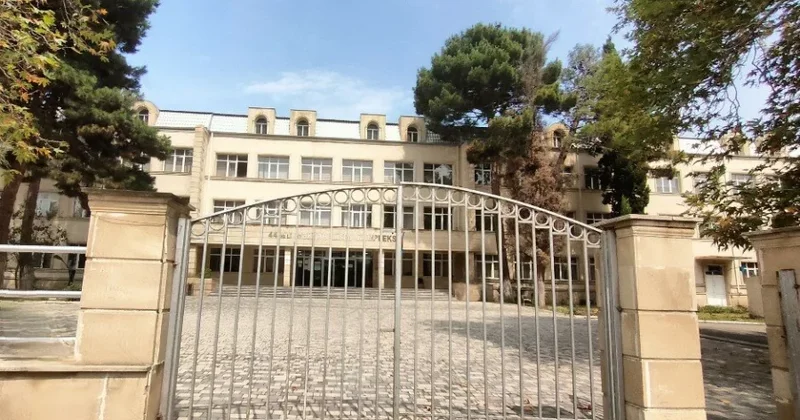 Dostlar arasında dava qanla BİTDİ: Məktəbin qarşısında DƏHŞƏT