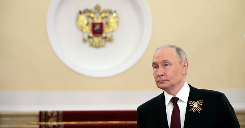 Putinin yaxasındakı lent gündəm oldu: Mənası nədir? VİDEO
