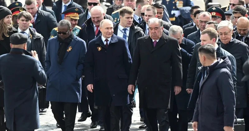 Putin qələbəni necə nüfuzdan salır... Qırmızı Meydanda təkadamlıq PARAD