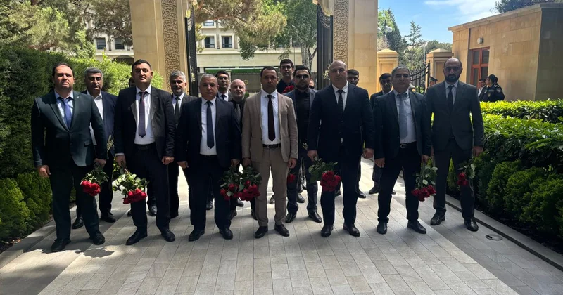 Ümummilli liderin məzarı ziyarət olundu FOTO