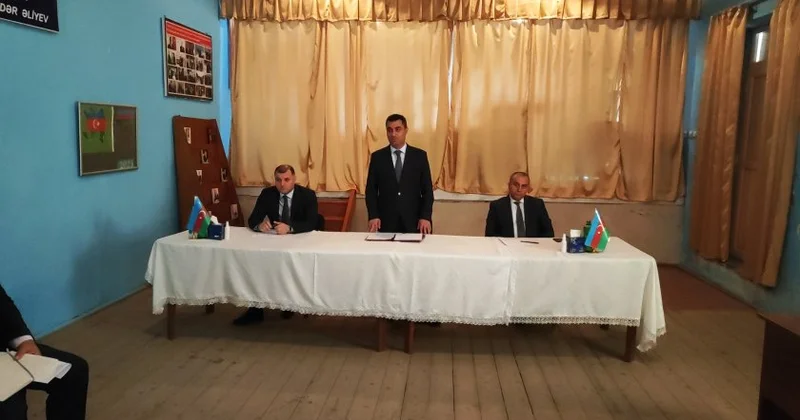 İcra hakimiyyətinin başçısı kənd sakinlərinin müraciətlərini dinləyib