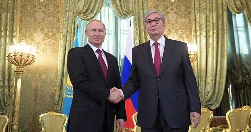 Putin Tokayevin atasını təltif etdi Video