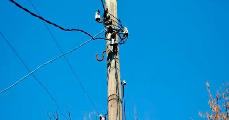 Elektrik dirəyindən yıxılan kişi ÖLDÜ