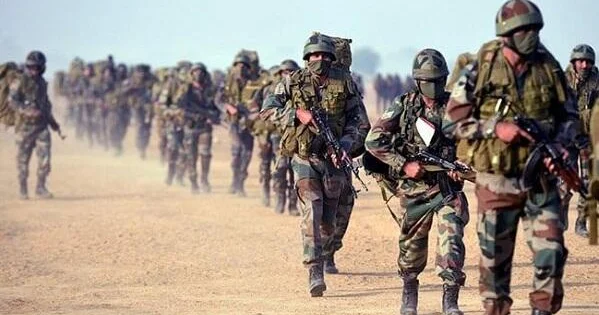 Hindistan könüllüləri orduya çağırır