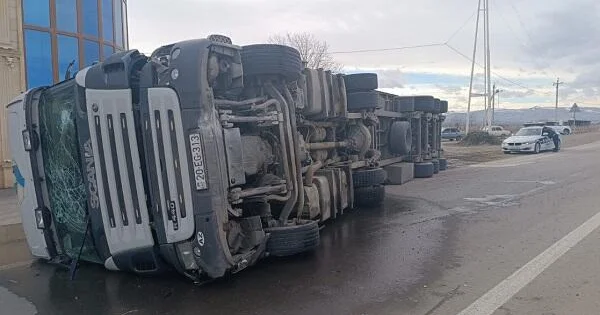 Ağdaşda yük maşını aşdı: Bitum yola dağıldı