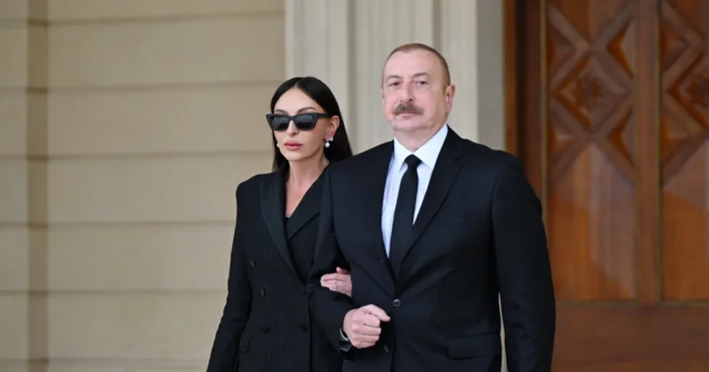 İlham Əliyev və Mehriban Əliyeva ümummilli lider Heydər Əliyevin məzarını ziyarət ediblər