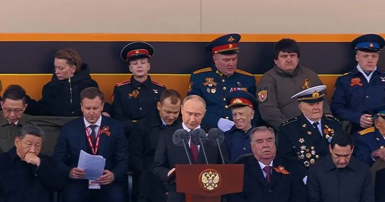 Putin paradda 10 dəqiqə danışıb VİDEO