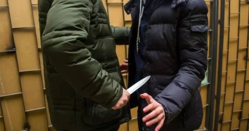 В Нахчыване школьник ударил ножом обидчика матери