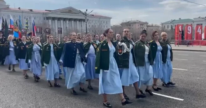 Onların həyat yoldaşları paradda yürüş etdi Video