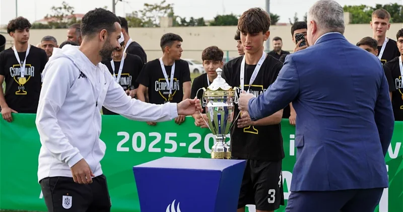 Фараджуллаев и Махмудов наградили чемпиона и призеров