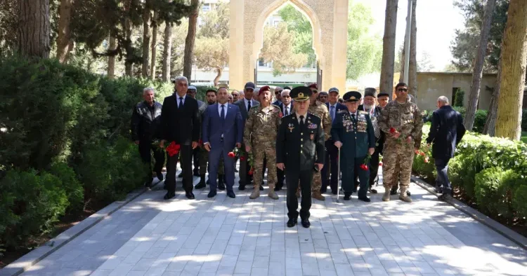 Müharibə, Əmək və Silahlı Qüvvələr Veteranları Təşkilatının üzvləri Ulu Öndər Heydər Əliyevin abidəsini ziyarət ediblər