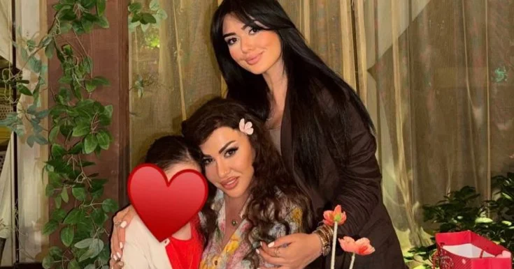 Fatimə qızı və nəvəsi ilə Foto